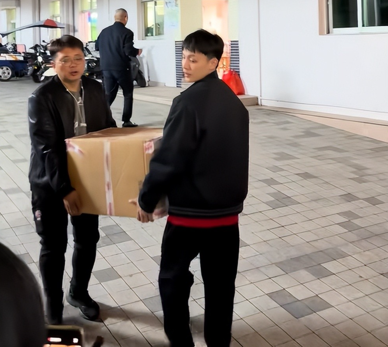 世界杯在线观看-徐杰买年货回家探望父母!随后前往男篮报到,无缘与上海的淘汰赛